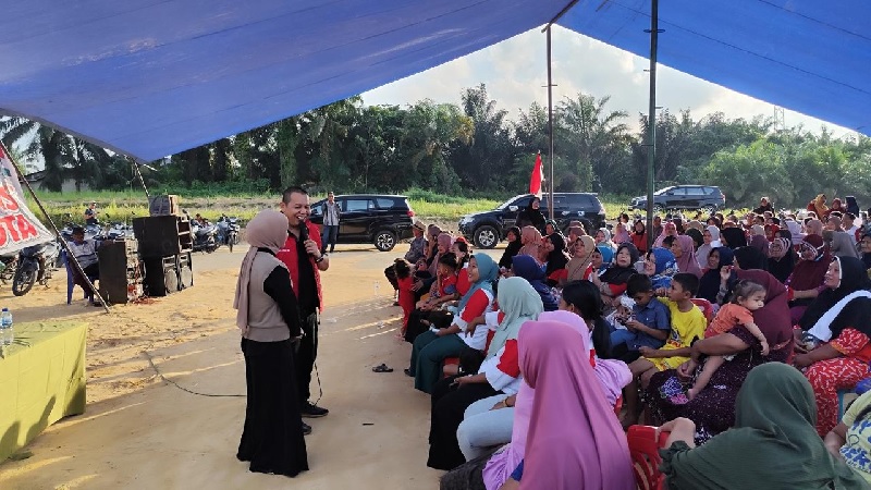Calon Bupati Siak nomor urut 1 Irving Kahar kampanye dialogis di Kandis, Kabupaten Siak, Senin (4/11/2024).