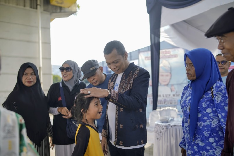 Calon Wali Kota Pekanbaru Muflihun sempat memotivasi generasi penerus bangsa dengan mengusap-usap kepala dan ini tanda sayang anak-anak di Kelurahan kampung Dalam kecamatan Senapelan, baru-baru ini.