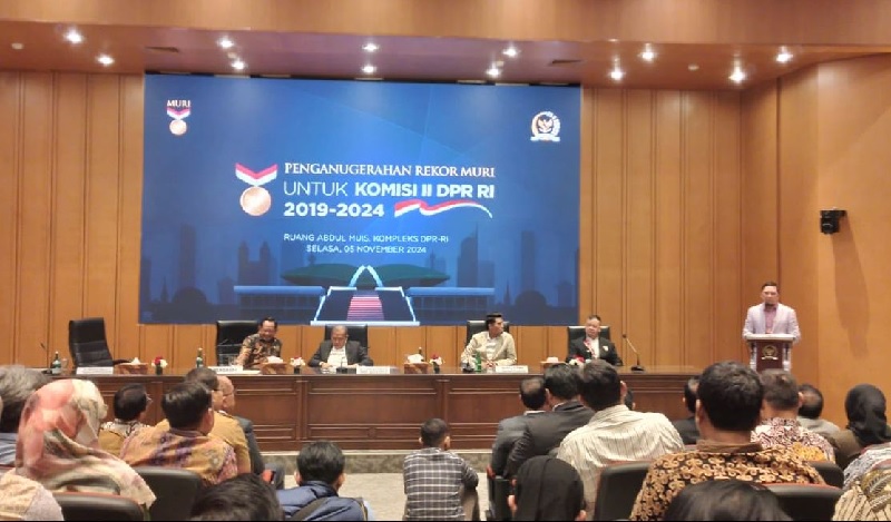 Ketua Komisi II DPR RI periode 2019-2024, Doli Kurnia Tandjung memberikan sambutan saat penyerahan plakat Rekor MURI.