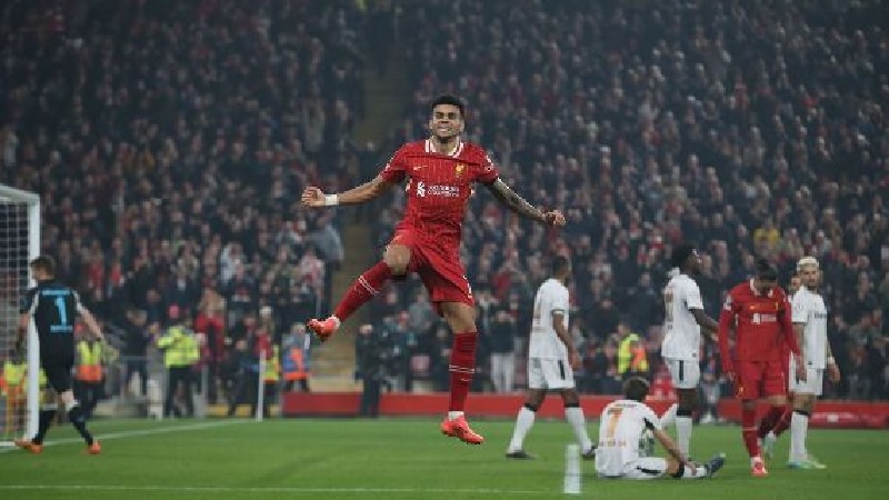 Penyerang Liverpool Luis Diaz melakukan selebrasi usai membobol gawang Bayer Leverkusen di Liga Champions. Dalam laga itu Luis Diaz cetak hat-trick.