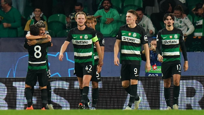 Pemain Sporting CP merayakan gol ke gawang Manchester City pada matchday keempat Liga Champions format baru.