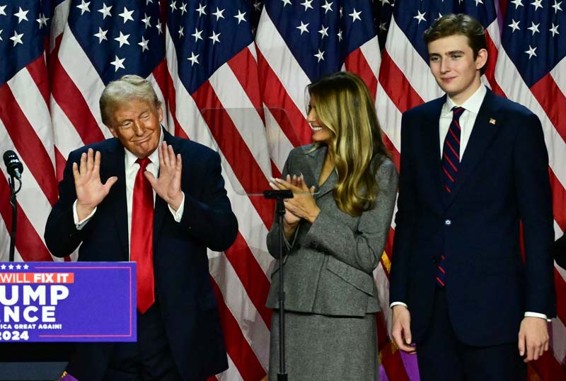 Calon Presiden AS dari Partai Republik Donald Trump didampingi istri Melania Trump dan anaknya Barron Trump saat deklarasi kemenangan di West Palm Beach Convention Center, Florida, Rabu (6/11/2024).