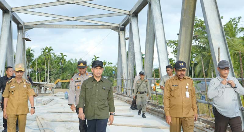 Ketua Komisi II DPRD Inhu Arsyadi SH (tengah) bersama anggota saat memimpin rapat kerja dengan salah satu OPD mitra kerja Komisi II, Selasa (5/11/2024).