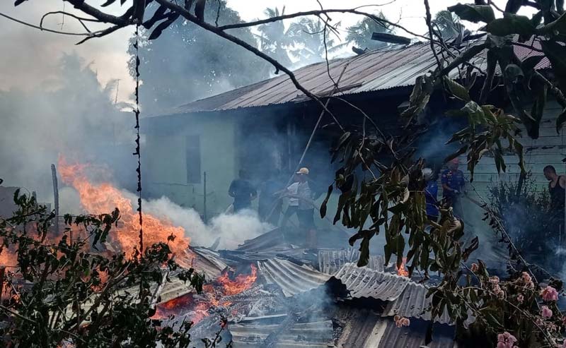 Petugas Damkar Bengkalis berusaha memadamkan api yang melalap dua unit rumah warga Kelurahan Rimba Sekampung, Rabu (6/11/2024).