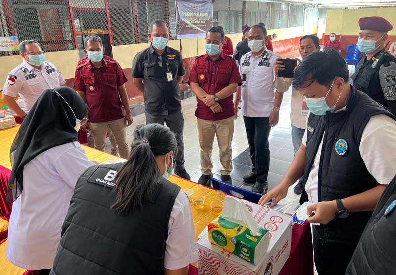 Jajaran Pengamanan dan Intelijen Kementerian Imigrasi dan Pemasyarakatan bersama Tim Divisi Pemasyarakatan Kanwil Kemenkumham Riau melihat pelaksanaan tes urine