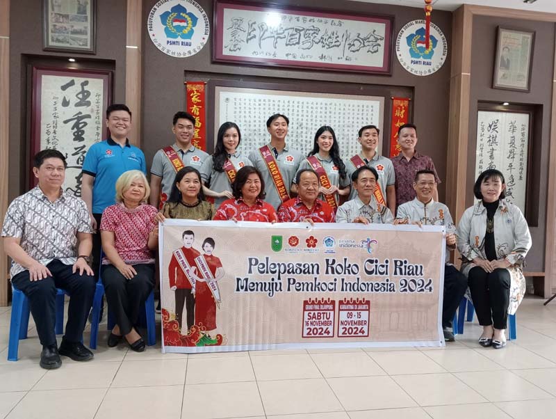 Jajaran pengurus PSMTI Riau foto bersama pasangan Koko Cici Riau 2024 saat acara pelepasan Koci Riau untuk mengikuti ajang pemilihan Koci nasional, Rabu (6/11/2024).