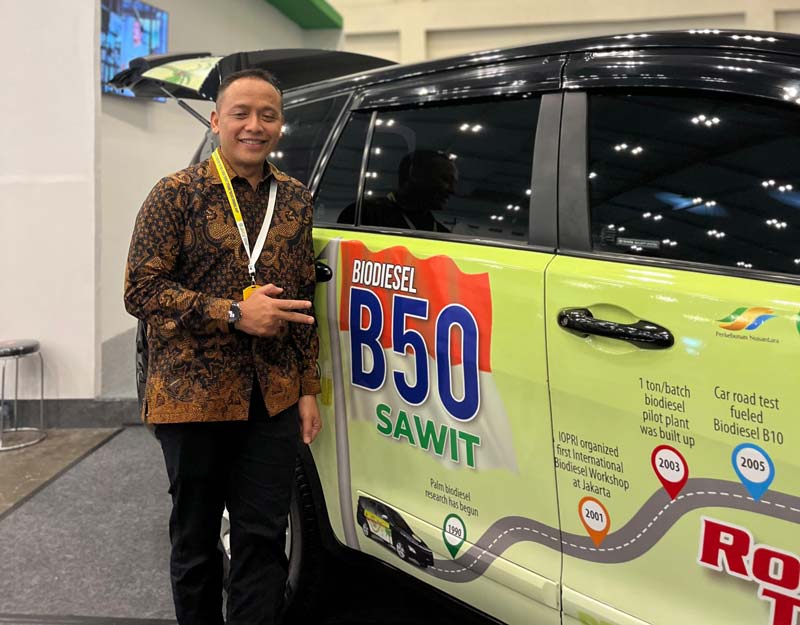 Direktur Utama PTPN IV PalmCo Jatmiko K San­to­sa di samping kendaraan yang telah berhasil melakukan road test lebih dari 170 ribu KM dengan B50, Rabu (6/11/2024).