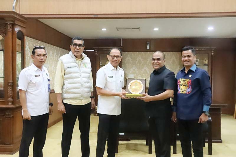 Ketua DPRD Riau Kaderismanto didampingi Wakil Ketua DPRD Riau Parisman Ihwan dan Budiman Lubis menyerahkan cendera mata kepada Kepala BNNP Riau Brigjen Pol Robinson DP Siregar usai kunjungan