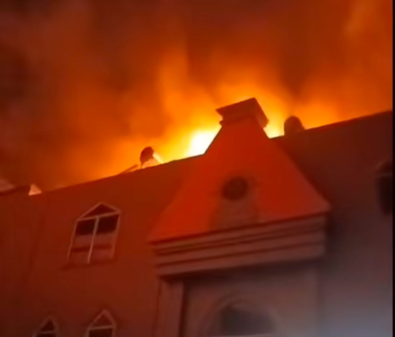 Kebakaran di Hotel Sabrina City Jalan Tambusai/Nangka, Pekanbaru, Kamis (7/11/2024) dini hari.