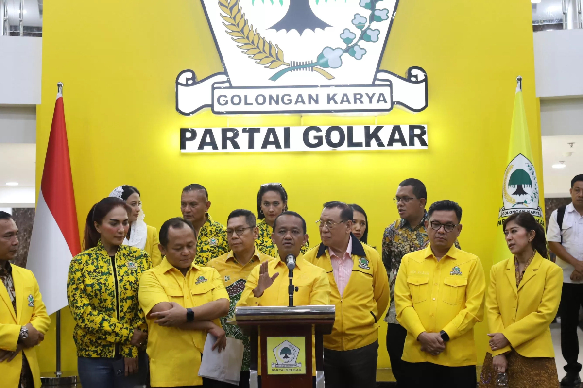 Ketum Partai Golkar Bahlil Lahadalia didampingi pengurus elit partai mengumumkan kepengurusan DPP Partai Golkar di Kantor DPP Partai Golkar, Slipi, Jakarta, Kamis (7/11/2024).