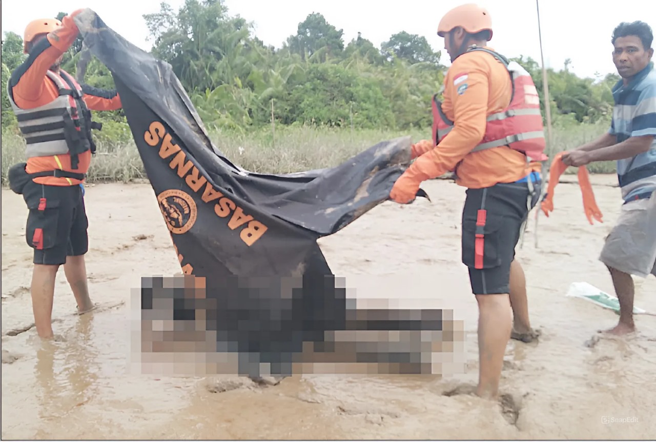 Tim SAR dibantu warga melakukan evakuasi jenazah&nbsp;Randi Palentino (20) yang ditemukan meninggal usai terjun ke Sungai Siak, Rabu (6/11/2024
