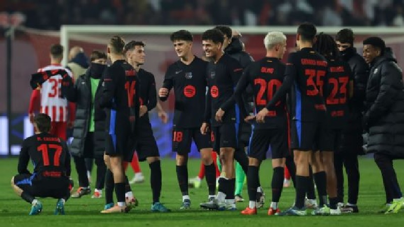 Pemain Barcelona merayakan kemenangan di lapangan setelah mengalahkan Red Star Belgrade 5-2 di Liga Champions.