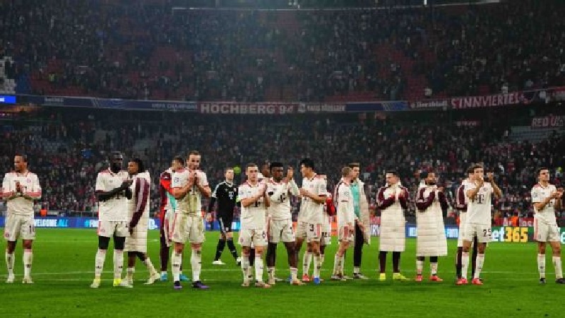 Pemain Bayern Munich bertepuk tangan untuk para pendukung mereka setelah kemenangan Liga Champions atas Benfica pada Kmais (7/11/2024) dini hari WIB.