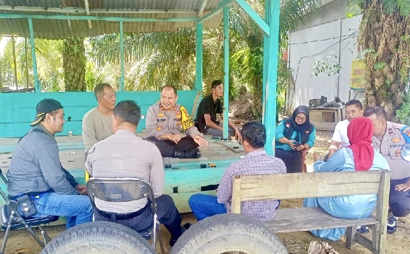 Kapolsek Tandun Iptu Lof LAsri Nosa SH berbincang akrab dalam giat Coolling System bersama perwakilan masyarakat Desa Puo Raya, Kecamatan Tandun, Rabu (6/11/2024).