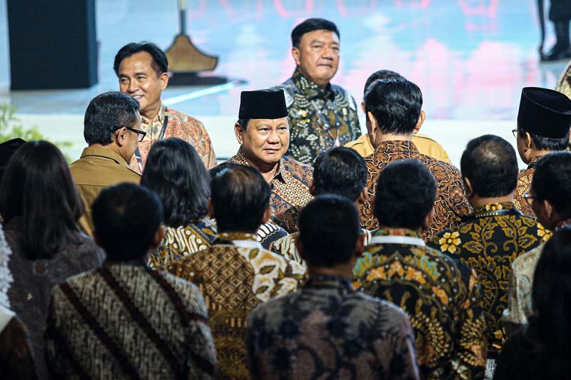 Presiden Prabowo Subianto (tengah) didampingi Menteri Kabinet Merah Putih saat menghadiri pembukaan Rakornas Pemerintah Pusat dan Pemerintah Daerah 2024 di SICC