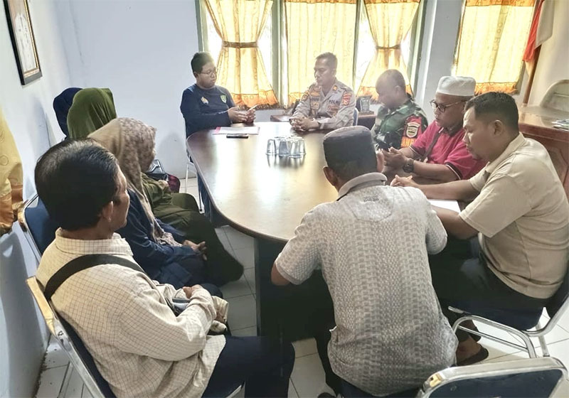 Kapolsek Kabun AKP Aguswandi SH didampingi Camat Anang Perdhana Putra saat melaksanakan cooling system di Aula Kantor Camat Kabun, Kamis (7/11/2024).