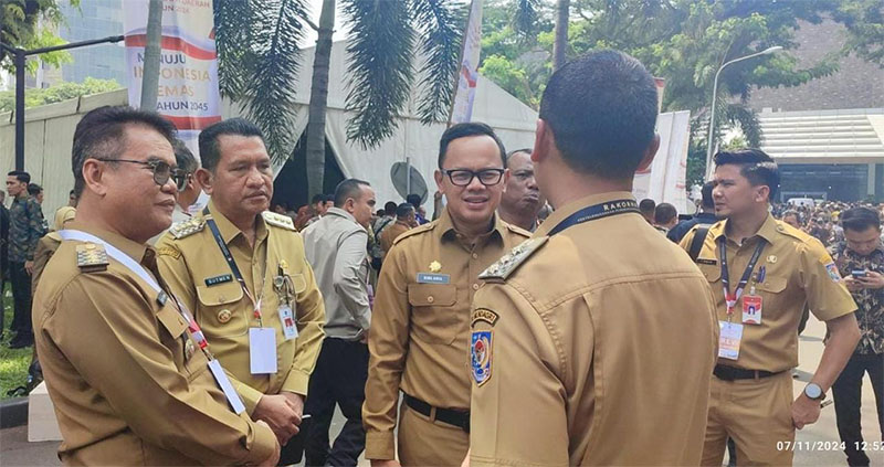 Pjs Bupati Siak Indra Purnama berbincang dengan Wamendagri Bima Arya saat mengikuti Rakornas Pemerintah Pusat dan Pemerintah Daerah 2024 di Sentul International Convention Center (SICC)