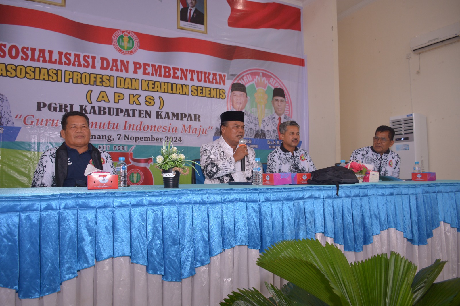 Kepala Dinas Pendidikan Kepemudaan dan Olahraga Kampar H Aidil SH MSi saat menghadiri kegiatan sosialisasi dan pembentukan Asosiasi Profesi dan keahlian sejenis PGRI Kabupaten Kampar,.
