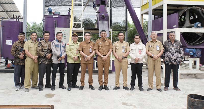 Pjs Bupati Kuansing drg Sri Sadono Mulyanto MHan, Pj Sekdakab Kuansing H Fahdiansyah, Kadisbunnak Kuansing Andri Yama Putra Shut MSi saat berkunjung ke KUD Tupan Tri Bakti