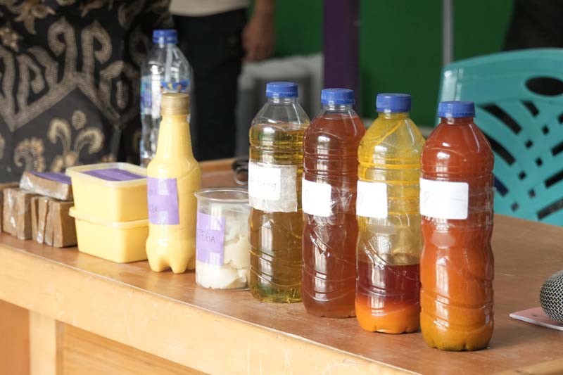 Hasil pengolahan buah sawit menjadi minyak goreng yang dilakukan KUD Tupan Tri Bakti, Desa Simpang Raya, Kecamatan Singingi Hilir, baru-baru ini