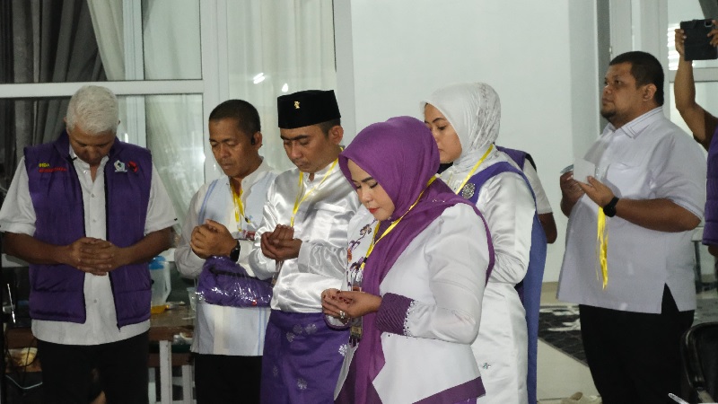 Paslon Idaman berdoa sebelum berangkat debat Pilkada Pekanbaru.