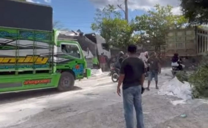 Jalan lintas Riau-Sumbar di  jembatan I PLTA Koto Panjang Desa Merangin Kecamatan XIII Koto Kampar Kabupaten Kampar sudah dilewati kendaraan dengan sistem buka tutup,  Jumat (8/11/2024).