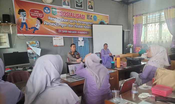 Kapolsek Kandis Kompol David memberikan penjelasan kepada pelajar SMPN 4 Kandis agar tak melakukan perundungan, Kamis (7/11/2024).