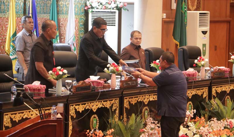 Wakil Ketua DPRD Riau Parisman Ihwan menerima pan&shy;da&shy;ngan umum fraksi tentang Ranperda Rencana Pembangunan Pe&shy;ngembangan Perumahan dan Kawasan Permukiman Provinsi Riau