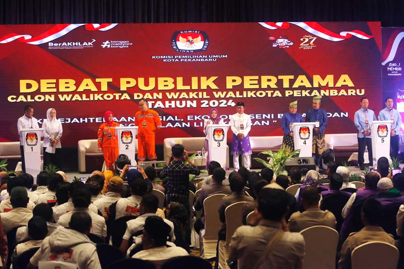 Pasangan Calon Wali Kota dan Wakil Wali Kota Pekanbaru saat mengikuti debat publik di SKA Co Ex, Pekanbaru, Jumat (8/11/2024).