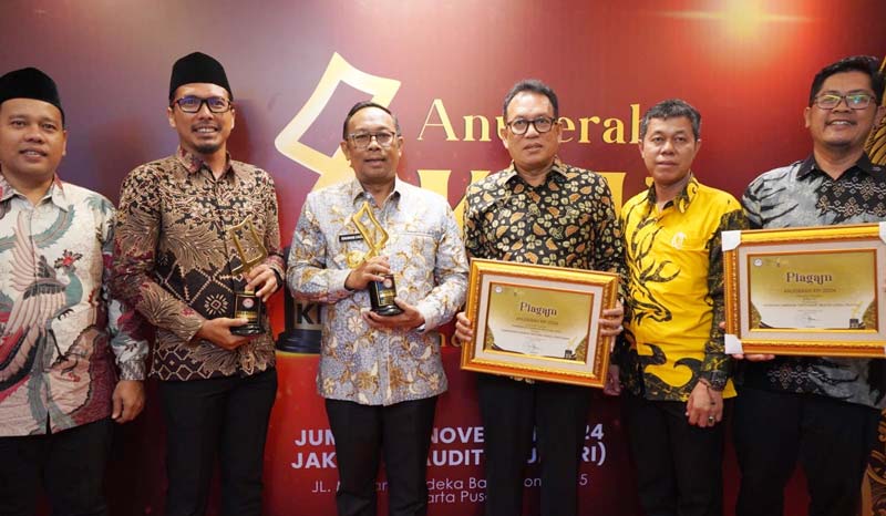 Penjabat Gubernur Riau Rahman Hadi (tiga kiri) foto bersama usai menerima penghargaan dari Komisi Penyiaran Indonesia di Jakarta, Jumat (8/11/2024).