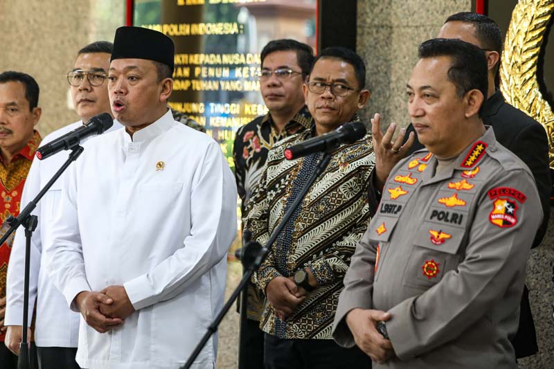 Menteri Agraria dan Tata Ruang/Kepala Badan Pertanahan Nasional (ATR/BPN) Nusron Wahid (kiri) bersama Kapolri Jenderal Listyo Sigit Prabowo (kanan) memberikan keterangan
