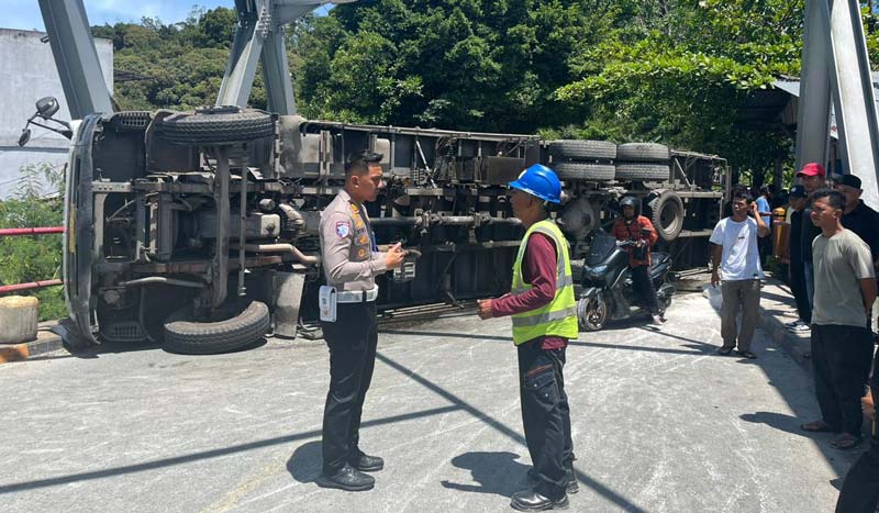 Kasatlantas Polres Kampar AKP Vino Lestari ikut mengatur lalu lintas di&nbsp;Jembatan I PLTA Koto Panjang, Desa Merangin, Kecamatan XIII Koto Kampar