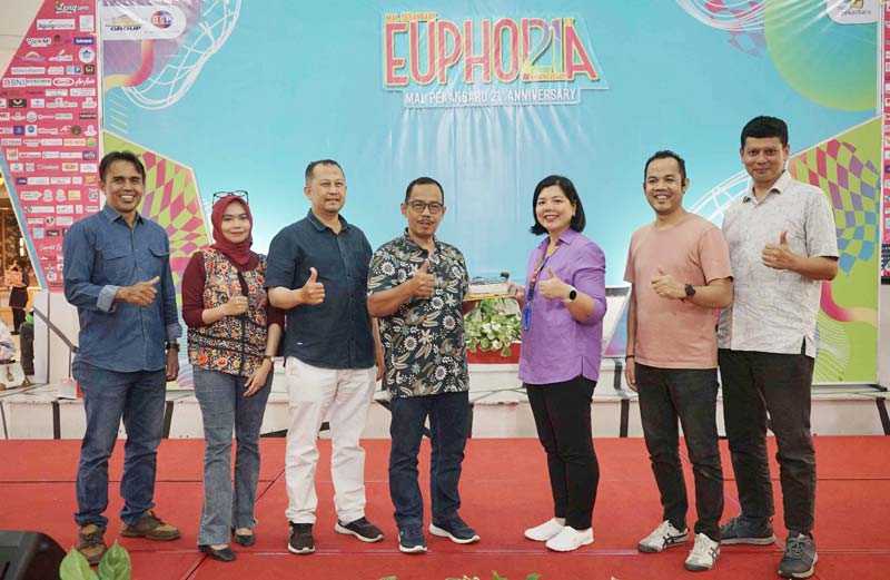 General Manager PT Bima Sakti Pertiwi Tbk (Mal Pekanbaru)  Megawati (tiga kanan) menerima kue ulang tahun dari Direktur Riau Pos Asmawi Ibrahim (empat kiri), Bersama jajaran saat kunjungan ke MP