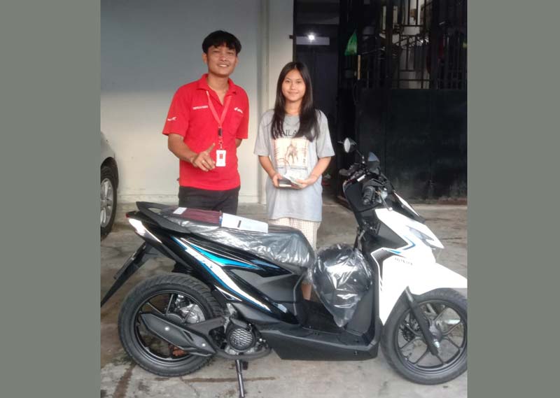 Penyerahan hadiah Honda Beat kepada Yohana Margaretha Silalahi (kanan) di Kota Pekanbaru, Jumat (8/11/2024).