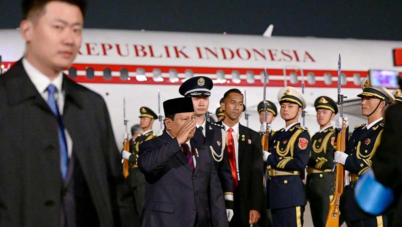 Presiden Prabowo Subianto saat tiba di Beijing Capital International Airport, Beijing, Cina, Jumat (8/11/2024).
