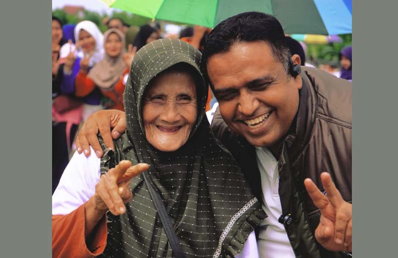 Calon Gubernur Riau nomor urut 2 Muhammad Nasir foto bersama pendukung, emak-emak saat kampanye dialogis di Rawang Kao, Kecamatan Lubuk Dalam, Kabupaten Siak, Selasa (5/11/2024).