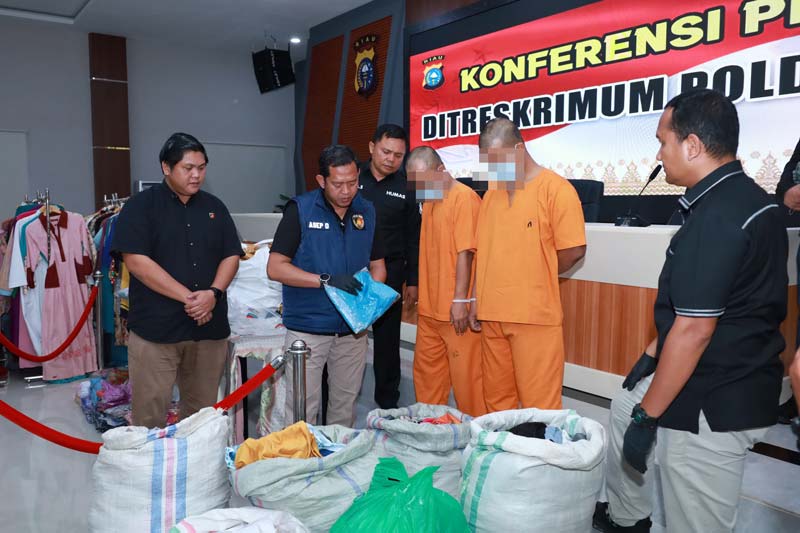 Direskrimum Polda Riau Kombes Pol Asep Darmawan saat menggelar ekspose kasus pencurian di toko pakaian di Mapolda Riau, Kamis (7/11/2024).