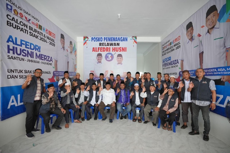 Calon Bupati Siak nomor urut 3 Alfedri foto bersama dengan tokoh masyarakat dan mantan penghulu atau kades dalam deklarasi relawan di Kantor Relawan SAH di Kota Siak Sri Indrapura, Jumat (8/11/2024).
