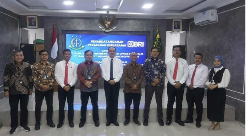 Dua pimpinan PT BRI (Persero) Tbk BO Bengkalis dan Duri menjalin kerja sama dengan Kejari Bengkalis dalam penanaaganan Bidang Perdata dan Tata Usaha Negara di Kantor Kejari beberapa waktu lalu.