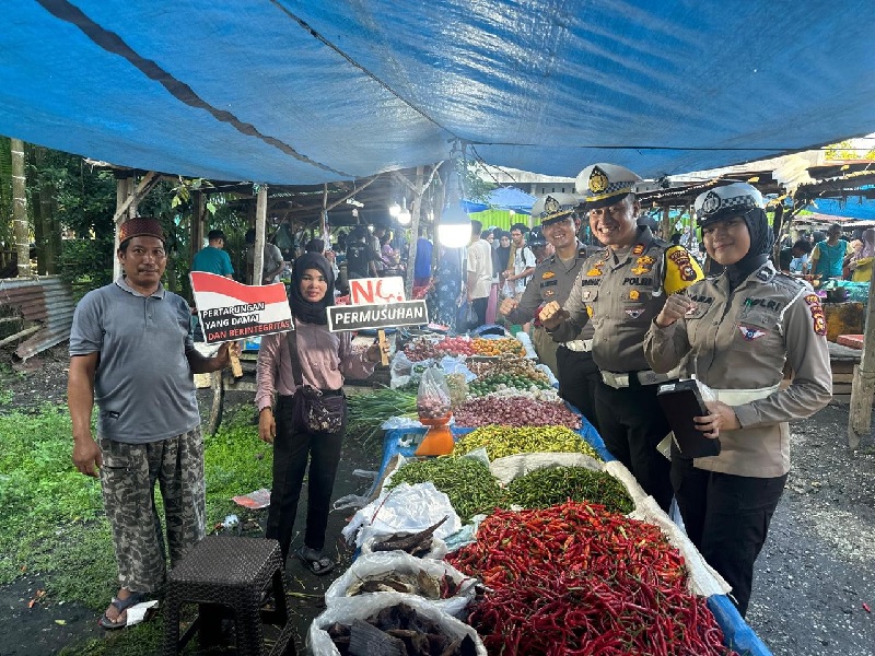 Kasat Lantas Polres Siak AKP Kaliman Siregar SH MM bersama tim cooling system di Pasar Geronggang Mempura, cela ketahanan pangan untuk Pilkada damai, Jumat (8/11/2024).