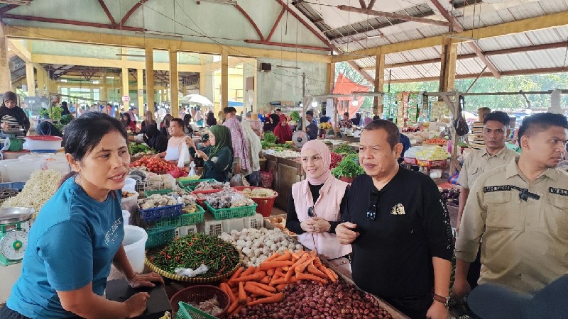 Calon Bupati Siak nomor urut 1 Irving Kahar Arifin ditemani istrinya Sri Maiyana blusukan ke Pasar Belantik Raya, Kecamatan Siak, Sabtu (9/11/2024).