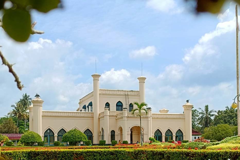 Istana Siak, mahkota Kesultanan Siak Sri Indrapura, bukan hanya sekadar bangunan kuno, melainkan saksi bisu kejayaan sebuah kerajaan Melayu.