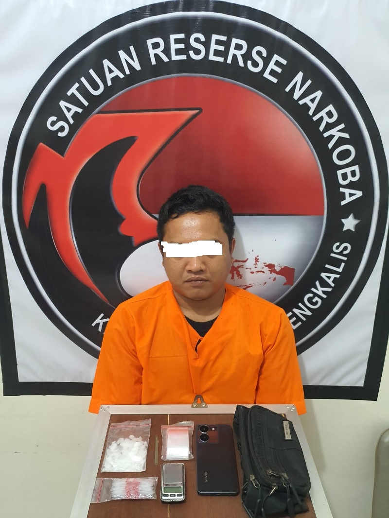Tersangka bersama barang bukti narkoba jenis sabu diamankan di Mapolres Bengkalis, Sabtu (9/11/2024).