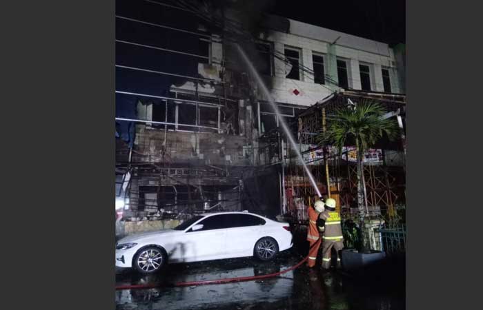 Petugas pemadam kebakaran sedang menyemprotkan air di lokasi kebakaran di Hotel Benteng, Jalan Soekarno-Hatta Pekanbaru, Sabtu (9/11/2024) sekitar pukul 02.30 WIB.
