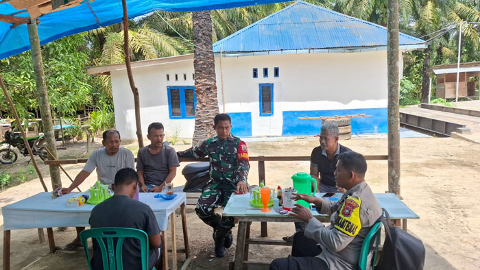 Persoel Polsek Pinggir melaksanakan Minggu Kasih dan Cooling System Pilkada 2024 di salah satu Warung di Desa Pinggir Kecamatan Pinggir pada, Ahad (10/11/2024).