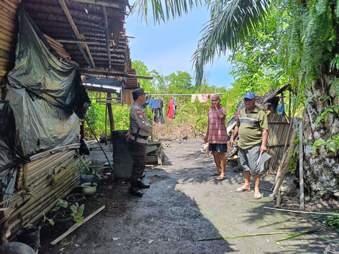 SAMBANGI WARGA: Bhabinkamtibmas Polsek Bengkalis Bripka Nik Umbara Dika Nenggolan menyambangi warga Desa Sungai Alam pada, Sabtu (9/11/2024).