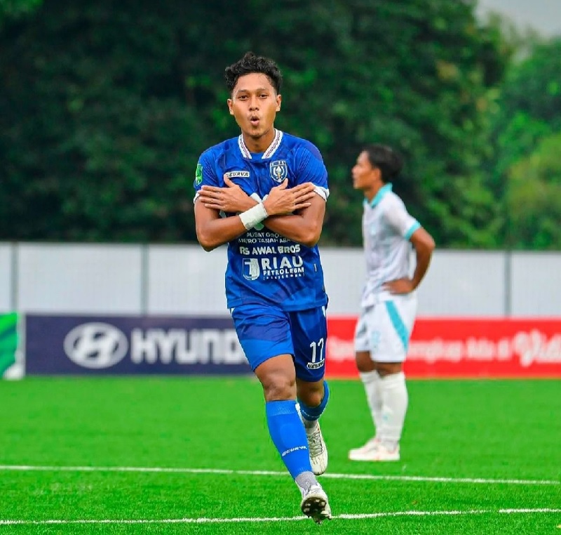 Asir Asiz melakukan selebrasi usai mencetak gol ke gawang Persikabo 1973 di Stadion Kera Sakti, Tangerang Selatan, Banten, Ahad (10/11/2024).