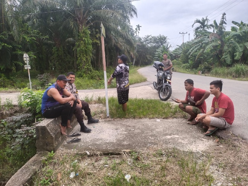 Bhabinkamtibmas Desa Kotoraja Aipda Fatzil  menyambangi warga desa yang  ngobrol sambil  nongkrong pada, Sabtu (9/11/2024).