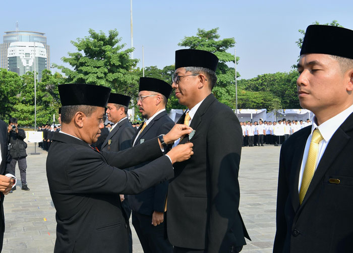 Kepala Perwakilan SKK Migas Sumbagut Rikky Rahmat Firdaus menerima Satyalencana Wira Karya  dari Presiden RI.