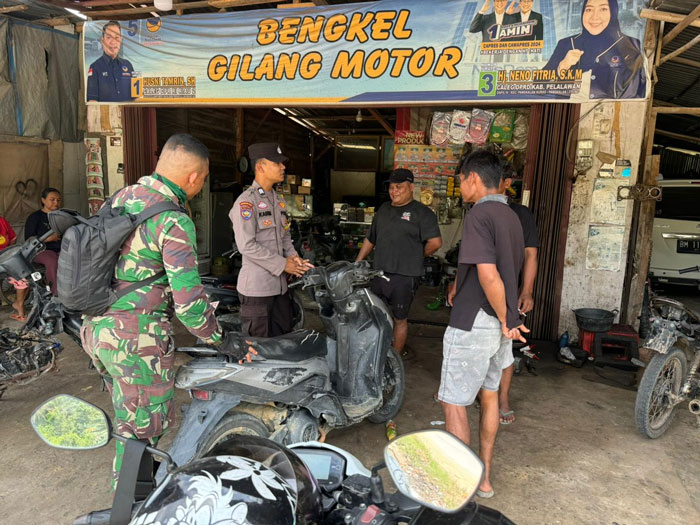 TNI-Polri di Pelalawan saat patroli dan menyambangi salah satu tempat usaha masyarakat untuk berdialog, Sabtu (9/11/2024).